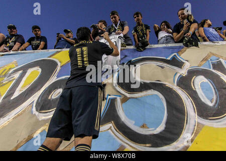 Chester, PA, Stati Uniti d'America. 11 Ago, 2019. Unione di Philadelphia centrocampista ALEJANDRO BEDOYA (11) segni autografi dopo una vittoria 2-1 sopra Houston Dynamo Domenica, 11 Agosto, 2019, a Talen Energy Stadium di Chester, PA. Credito: Saquan Stimpson/ZUMA filo/Alamy Live News Foto Stock