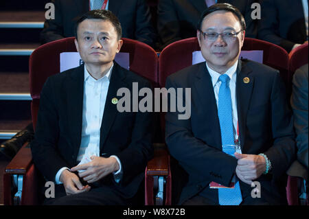 Ma Jack Yun, sinistra, presidente del gruppo Alibaba, e Zheng Lizhong, Vice Presidente Esecutivo della associazione per le relazioni attraverso lo stretto di Taiwan (ARAT Foto Stock