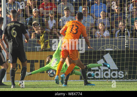 Chester, PA, Stati Uniti d'America. 11 Ago, 2019. Houston Dynamo utente malintenzionato CHRISTIAN RAMIREZ (13) punteggi un obiettivo fine nella prima metà di un Major League Soccer match tra l'Unione di Philadelphia e Houston Dynamo Domenica, 11 Agosto, 2019, a Talen Energy Stadium di Chester, PA. Credito: Saquan Stimpson/ZUMA filo/Alamy Live News Foto Stock