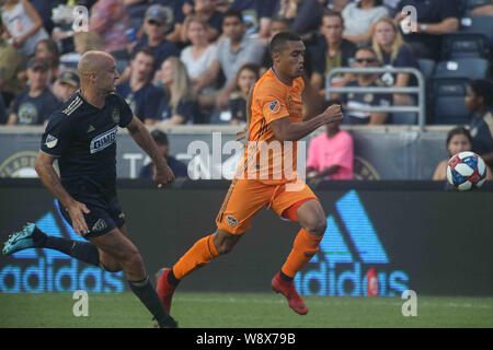 Chester, PA, Stati Uniti d'America. 11 Ago, 2019. Houston Dynamo utente malintenzionato MAURO MANOTAS (9) insegue giù la palla nella prima metà di un Major League Soccer match tra l'Unione di Philadelphia e Houston Dynamo Domenica, 11 Agosto, 2019, a Talen Energy Stadium di Chester, PA. Credito: Saquan Stimpson/ZUMA filo/Alamy Live News Foto Stock