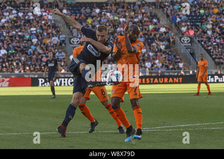 Chester, PA, Stati Uniti d'America. 11 Ago, 2019. Unione di Philadelphia utente malintenzionato KACPER PRZYBYLKO (23) tenta un colpo nella casella nella prima metà di un Major League Soccer match tra l'Unione di Philadelphia e Houston Dynamo Domenica, 11 Agosto, 2019, a Talen Energy Stadium di Chester, PA. Credito: Saquan Stimpson/ZUMA filo/Alamy Live News Foto Stock