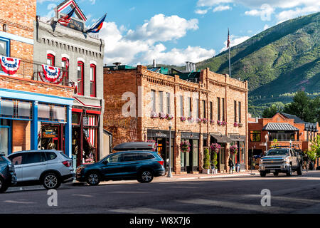 Aspen, Stati Uniti d'America - 27 Giugno 2019: città in Colorado con vintage architettura in mattoni su strada giornata di sole Foto Stock