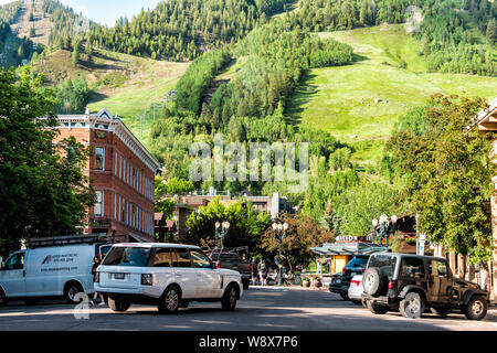 Aspen, Stati Uniti d'America - 27 Giugno 2019: città in Colorado con vista montagne e mattone retrò architettura su South Galena street giornata di sole Foto Stock