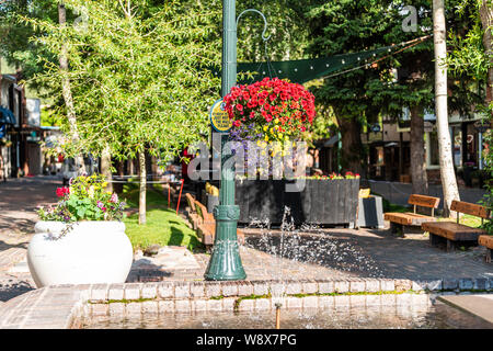 Aspen, Stati Uniti d'America - 27 Giugno 2019: città in Colorado street park square mall pedonale nel lusso costoso famosa città durante la giornata estiva con fontana di acqua Foto Stock