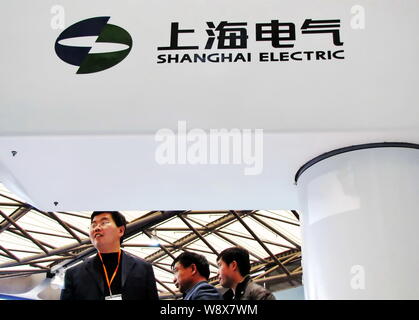 --FILE -- la gente visita lo stand della Shanghai Electric durante il dodicesimo China International fiera industriale in Cina a Shanghai, 10 novembre 2010. Shanghai Foto Stock