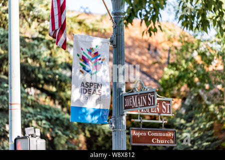 Aspen, Stati Uniti d'America - 27 Giugno 2019: città in Colorado con ingrandimento di segno sulla strada principale per il festival delle idee e la chiesa della comunità Foto Stock