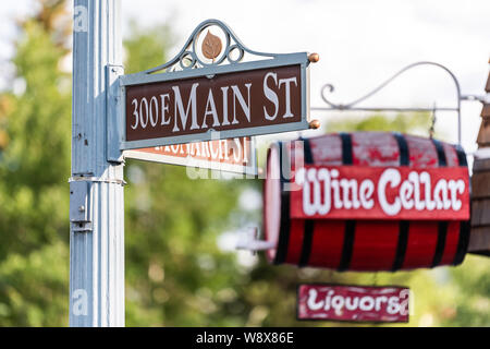 Aspen, Stati Uniti d'America - 27 Giugno 2019: città in Colorado con ingrandimento di intersezione segno su Main Street e Nord Monarch con cantina di vini liquori store Foto Stock