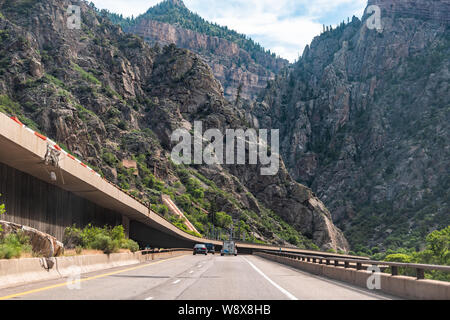 Glenwood Springs, Stati Uniti d'America - 29 Giugno 2019: Glenwood Canyon su autostrada attraverso la città di Colorado con scogliere e strada Foto Stock