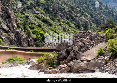 Glenwood Springs Canyon su autostrada attraverso la città di Colorado con scogliere e la strada dal fiume di acqua Foto Stock