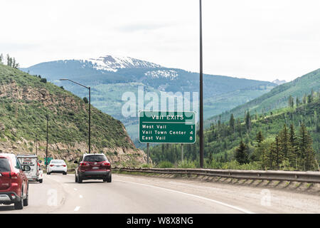 Vail, Stati Uniti d'America - 29 Giugno 2019: Strada autostrada attraverso la città di Colorado con segno per Vail esce nelle montagne rocciose con il centro città Foto Stock