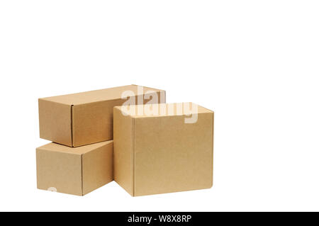 Scatole di cartone per le merci su uno sfondo bianco. Dimensione diversa. Isolato su sfondo bianco Foto Stock