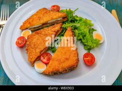 Sandwich fritti, frittella, con formaggio di capra e Njeguski prsut salumi serviti con i pomodori, bollito uovo di quaglia e insalata, tradizionale cibo del Montenegro Foto Stock