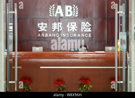 --FILE--un dipendente cinese lavora alla reception in corrispondenza di un ramo di assicurazione Anbang in Cina a Shanghai, 20 dicembre 2010. Assicurazione Anbang Gruppo Co, Foto Stock