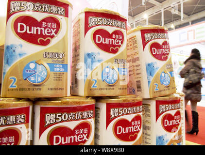 --FILE--un visitatore passeggiate passato barattoli di Dumex baby formula di Danone durante una mostra nella città di Nanjing East Chinas provincia dello Jiangsu, 14 Dicembre 2013 Foto Stock