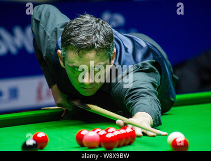 Alan McManus della Scozia gioca un colpo contro Stephen Maguire della Scozia durante la loro seconda partita del 2014 World Snooker Masters di Shanghai ho Foto Stock