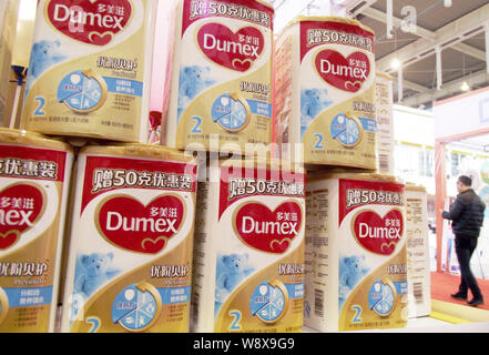 --FILE--barattoli di Dumex baby formula di Danone sono visualizzati durante una mostra nella città di Nanjing East Chinas provincia dello Jiangsu, 14 novembre 2013. Slo Foto Stock