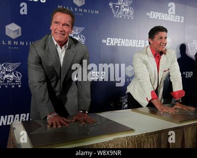 Attori americani Arnold Schwarzenegger, sinistra e Sylvester Stallone lasciare loro handprints alla premiere del loro film, le parti soggette a usura 3, a Macau Foto Stock