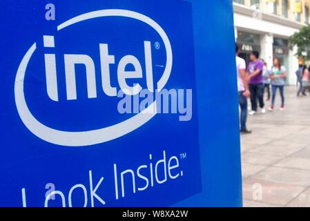 --FILE--un annuncio per Intel è visto in Cina a Shanghai, 7 settembre 2013. Star Wang è stato sorpreso la scorsa estate per sentire che Intel Corp. , Il Foto Stock