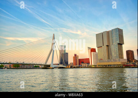 Una vista del Erasmusbrug (Ponte Erasmus) che collega il nord e il sud di parti di Rotterdam, Paesi Bassi. Foto Stock