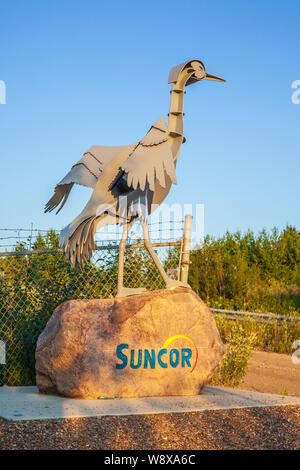 Grande scultura di gru sorge in entrata al lago di gru, un area di riabilitazione creato da Suncor, uno dei grandi oil sands operatori. Foto Stock