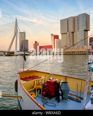 Una vista del Erasmusbrug (Ponte Erasmus) che collega il nord e il sud di parti di Rotterdam, Paesi Bassi. Foto Stock