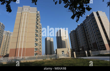 --FILE--di nuova costruzione appartamento residenziale edifici sono visto nella città di Xuchang, porcellane centrale provincia di Henan, 24 ottobre 2014. Cina¯s nuovo-home pric Foto Stock