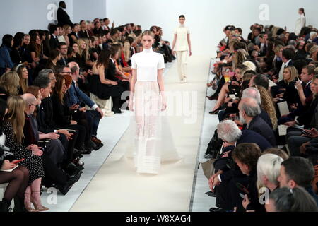 Visualizzazione modelli nuove creazioni durante la Valentino Haute Couture fashion show di New York, Stati Uniti d'America, 10 dicembre 2014. Foto Stock