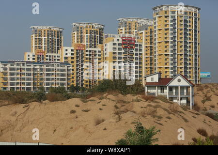 --FILE--di nuova costruzione appartamento residenziale edifici sono visto nella città di Rizhao, est Chinas provincia di Shandong, 24 ottobre 2014. Cina¯s nuovo-home pric Foto Stock