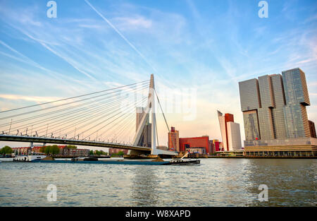 Una vista del Erasmusbrug (Ponte Erasmus) che collega il nord e il sud di parti di Rotterdam, Paesi Bassi. Foto Stock