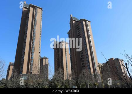 --FILE - Nuovo appartamento residenziale edifici sono visto nella città di Xuchang, porcellane centrale provincia di Henan, 20 gennaio 2014. Home prezzi sceso al mese o Foto Stock