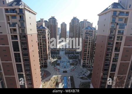 --FILE - Nuovo appartamento residenziale edifici sono visto nella città di Xuchang, porcellane centrale provincia di Henan, 20 gennaio 2014. Home prezzi sceso al mese o Foto Stock