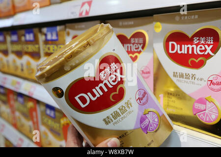 --FILE--un cliente negozi per una lattina di Dumex baby formula di Danone in un supermercato in città Xuchang, porcellane centrale provincia di Henan, 23 febbraio 2014. Foto Stock