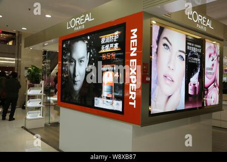 --FILE--Annunci per LOreal Paris cosmetici e prodotti per la dermocosmesi sono visualizzati in un centro commerciale per lo shopping nella città di Xuchang, central Chinas Henan provinc Foto Stock