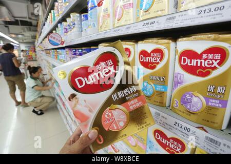 --FILE--un cliente negozi per una stecca di Dumex baby formula di Danone in un supermercato in città Xuchang, porcellane centrale provincia di Henan, 3 luglio 2013. Foto Stock