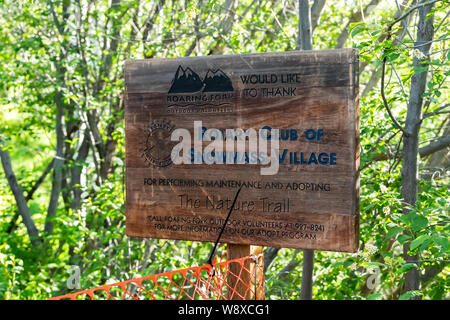 Aspen, Stati Uniti d'America - 24 Giugno 2019: Snowmass Village città in Colorado con segno per il sentiero natura escursioni in estate e barriera chiusa a causa di danni a valanga Foto Stock