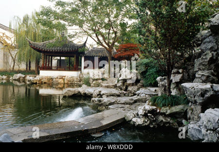 Vista del giardino di coltivazione o Yipu giardino, di Giardini classici di Suzhou nella città di Suzhou, est Chinas provincia di Jiangsu. Foto Stock