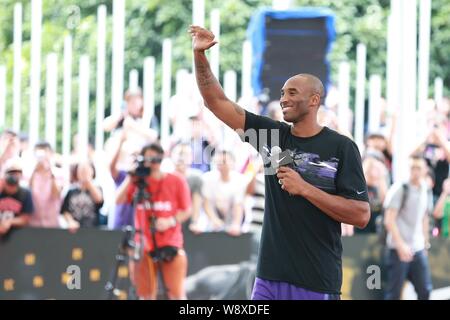 La superstar NBA Kobe Bryant onde per ventole a una riunione della ventola durante il suo tour in Cina a Shanghai in Cina, 2 agosto 2014. Foto Stock