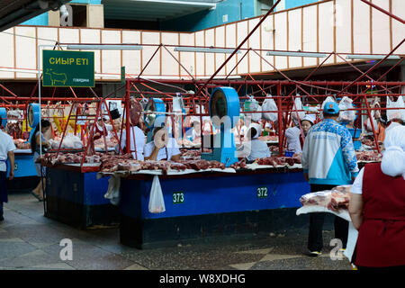 Mercato coperto ad Almaty in Kazakistan. Foto Stock