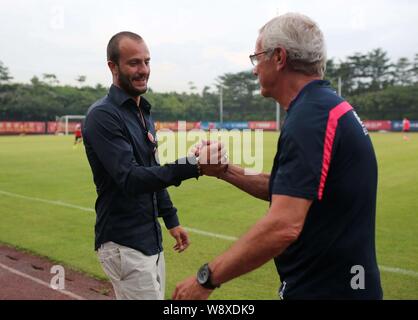 Calciatore italiano Alberto Gilardino, sinistra stringe la mano con il capo allenatore Marcello Lippi di porcellane Guangzhou Evergrande Taobao FC come Gilardino visite t Foto Stock