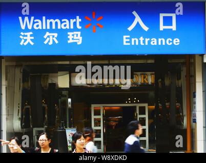 --FILE--pedoni a piedi passato un supermercato Walmart a Yichang city, porcellane centrale provincia di Hubei, 28 aprile 2014. Wal-Mart Stores Inc. è investire Foto Stock