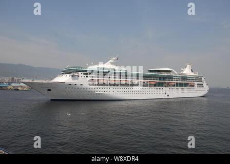 --FILE -- Il Royal Caribbean Cruise Ship, Rhapsody dei mari, viaggia sul mare in Cina, 25 aprile 2008. Royal Caribbean Cruises Ltd è portare Foto Stock