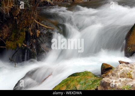 Paesaggio di cascate a scenico e storico di Huanglong Area di interesse nella contea di Songpan, Aba Tibetan & Qiang prefettura autonoma, southwest Chinas Foto Stock