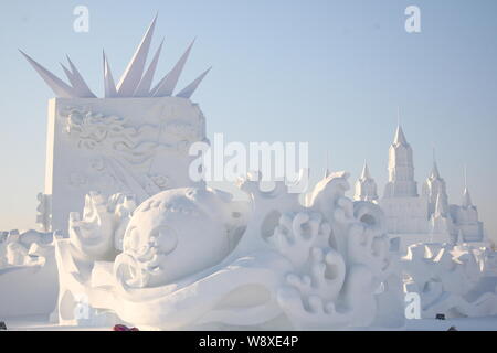 Finito di sculture sono visibili sul display davanti al ventisettesimo Harbin Sun Island International Snow Sculpture Art Expo nella città di Harbin, a nord-est della Cina di ha Foto Stock