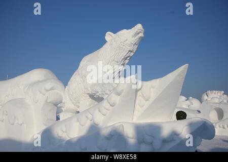 Finito di sculture sono visibili sul display davanti al ventisettesimo Harbin Sun Island International Snow Sculpture Art Expo nella città di Harbin, a nord-est della Cina di ha Foto Stock