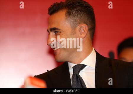 Nuovo allenatore Fabio Cannavaro di cinese di Guangzhou Evergrande Taobao FC Sorrisi durante una conferenza stampa nella città di Guangzhou, a sud della Cina di Guangdong p Foto Stock