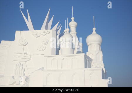 Finito di sculture sono visibili sul display davanti al ventisettesimo Harbin Sun Island International Snow Sculpture Art Expo nella città di Harbin, a nord-est della Cina di ha Foto Stock