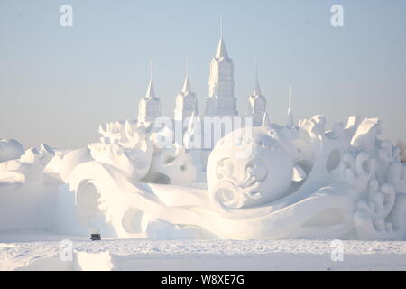 Finito di sculture sono visibili sul display davanti al ventisettesimo Harbin Sun Island International Snow Sculpture Art Expo nella città di Harbin, a nord-est della Cina di ha Foto Stock