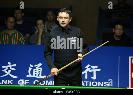 Alan McManus della Scozia ritiene un colpo contro Stephen Maguire della Scozia durante la loro seconda partita del 2014 World Snooker Shanghai Maste Foto Stock