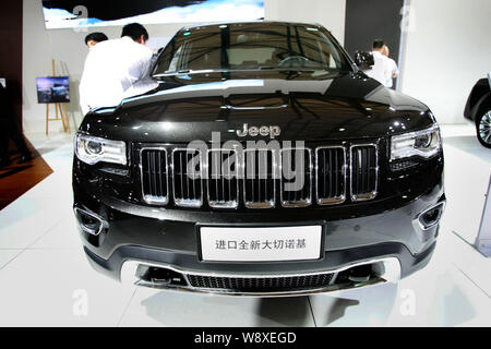 --FILE--una Jeep Grand Cherokee di Chrysler è visualizzato durante un'auto show in Cina a Shanghai, 18 agosto 2014. Chrysler e GM ricorderà le vetture in Foto Stock