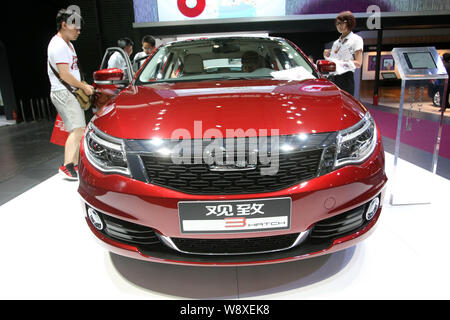 --FILE--i visitatori guardano o provare una Qoros 3 durante il 2014 Pudong International Automotive mostra a Shanghai, in Cina, 18 agosto 2014. Un ne Foto Stock